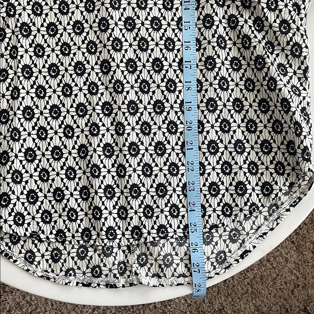 Beulah Top Size ONE Black White Long Puff Sleeve Lace-Like Pattern - Picture 10 of 13